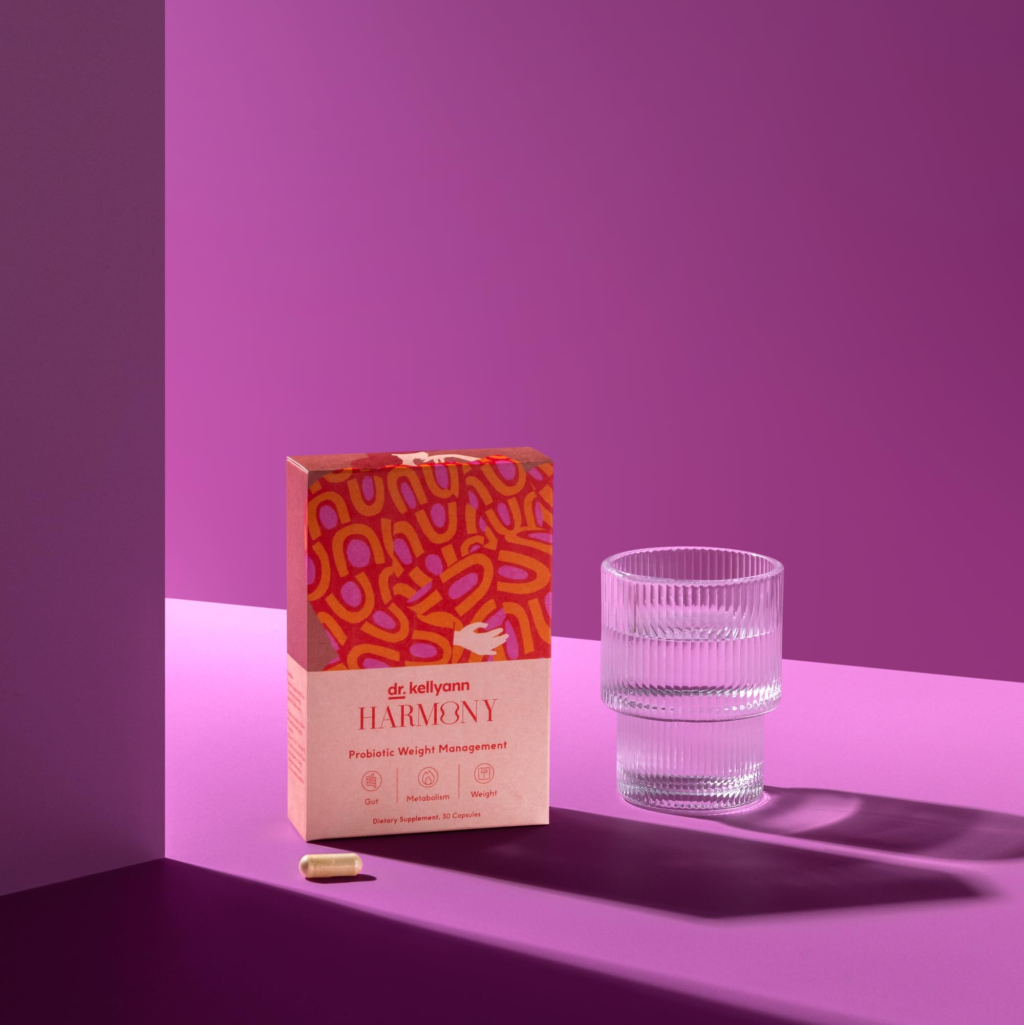 Dr. Kellyann Probiotic & Prebiotic Blend 28g with a glass of water