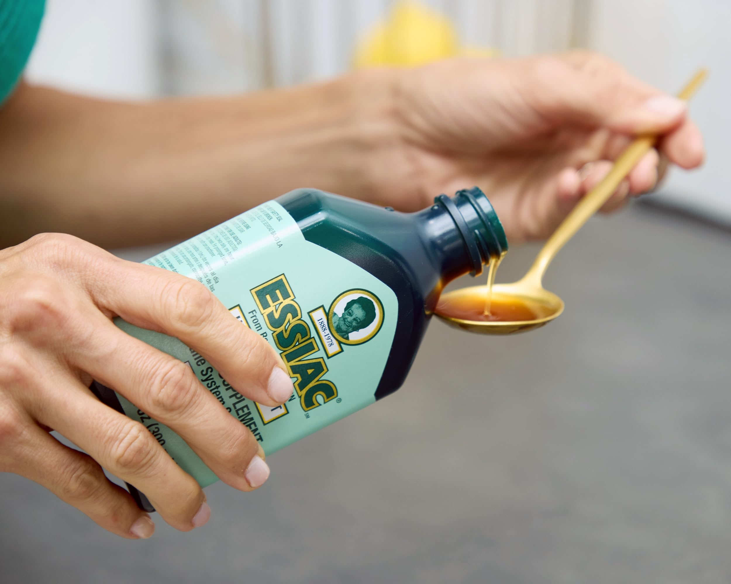 Essiac Herbal Supplement Liquid Extract 300g lifestyle setting