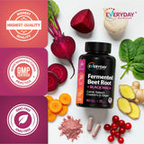 EVERYDAY NUTRITION Organic Superfood Blend capsules in hand