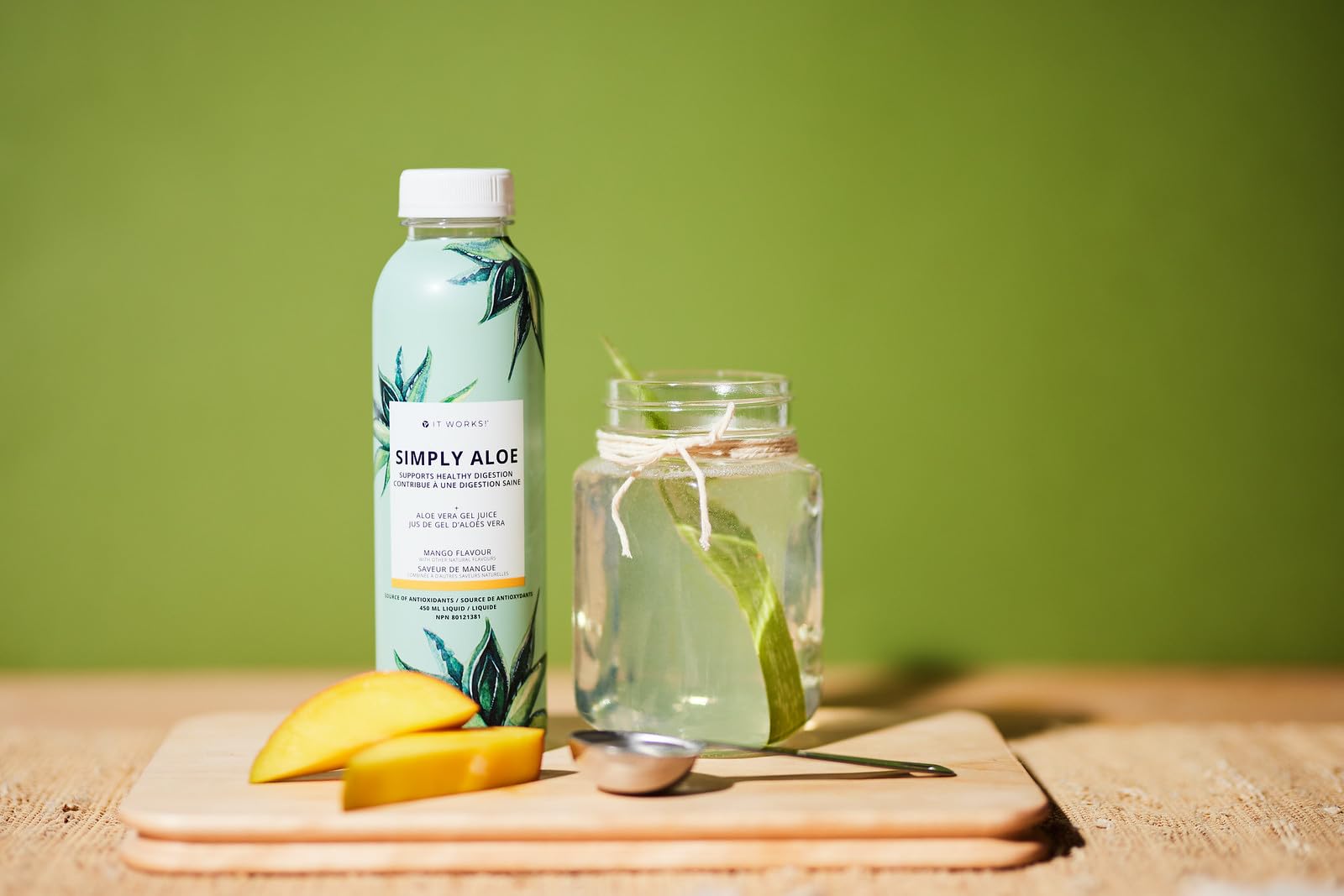 It Works! Simply Aloe mango flavour organic aloe vera juice in a glass with ice