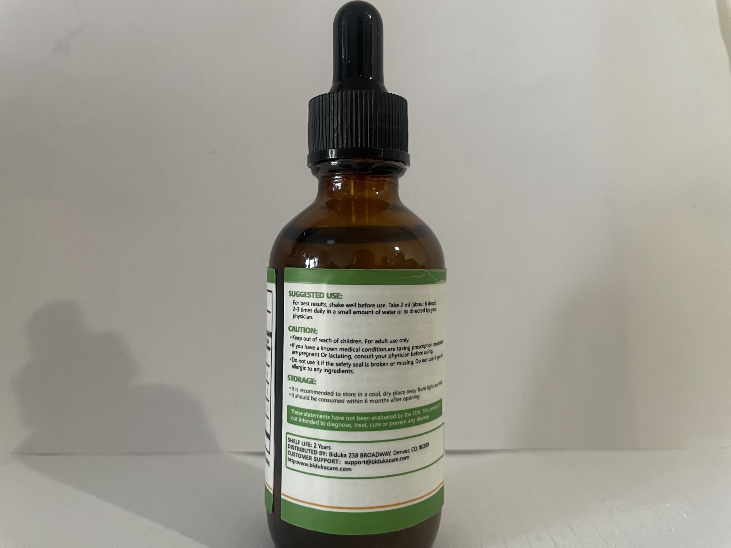Lifestyle scene with Biduka Graviola Liquid Drops and tea