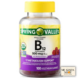 ME GUSTA SHOP Vitamin B12 Gummies Raspberry flavour in a hand