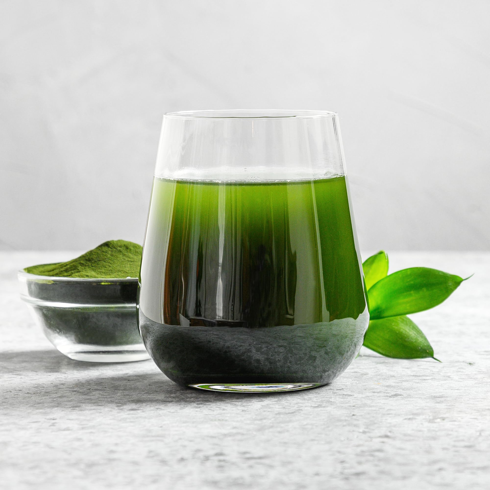 PURE ORIGINAL INGREDIENTS Chlorella Powder lifestyle scene with smoothie