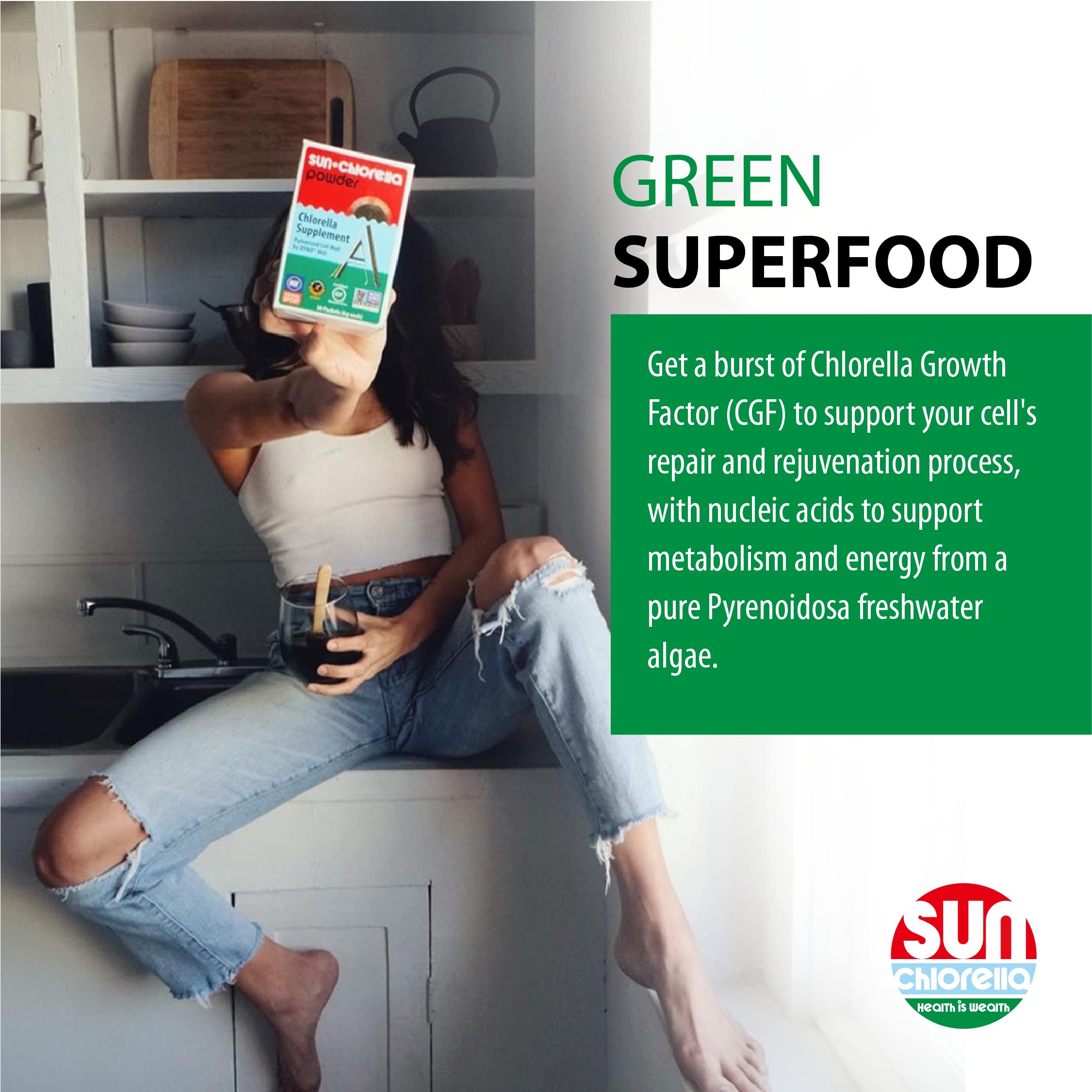 Sun Chlorella Chlorella Powder in a glass of water