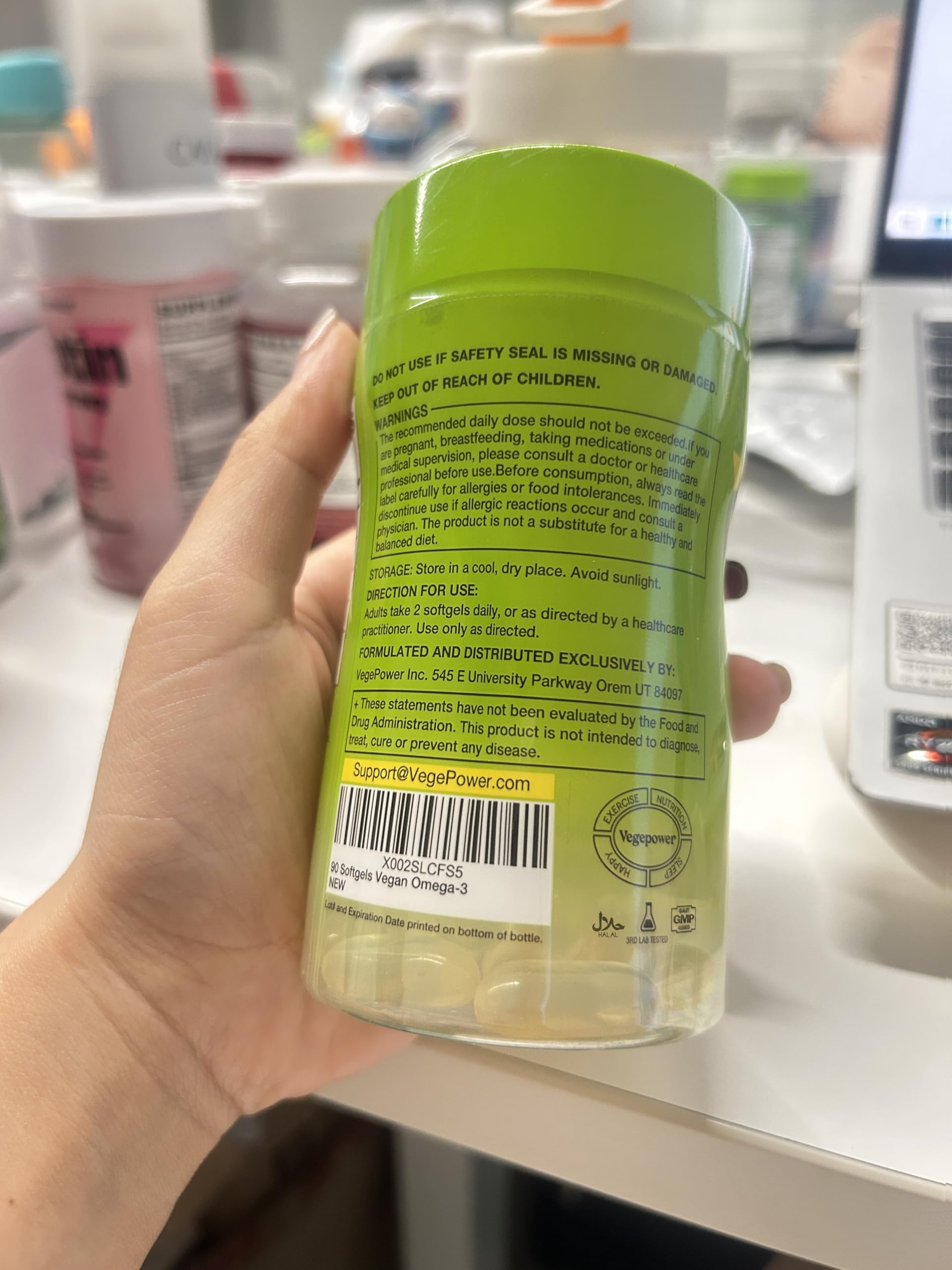 VEGEPOWER Algae Omega-3 DHA supplements with green leaves
