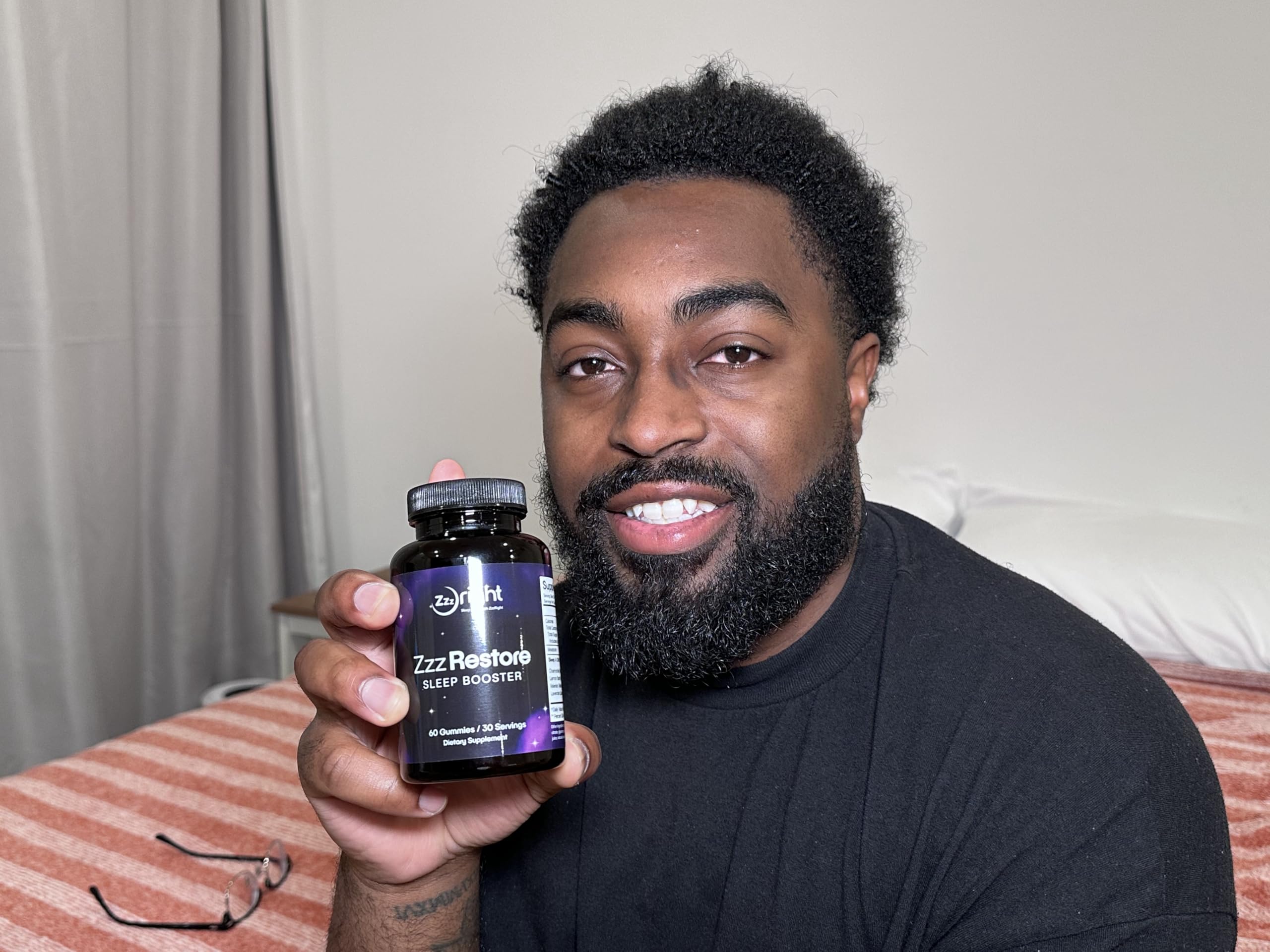 ZzzRight ZzzRestore capsules in hand